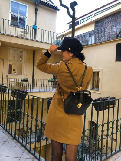 Blogerka NIKOLA s trendy koženým batohem a kabelkou 2v1 TEREZIA