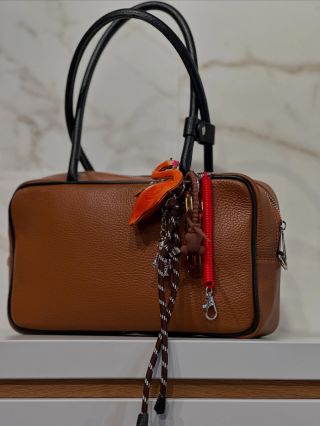 Kožená kabelka na Emotys.cz Hledaj:Semisa https://www.emotys.cz/vyhledavani/?string=Semisa